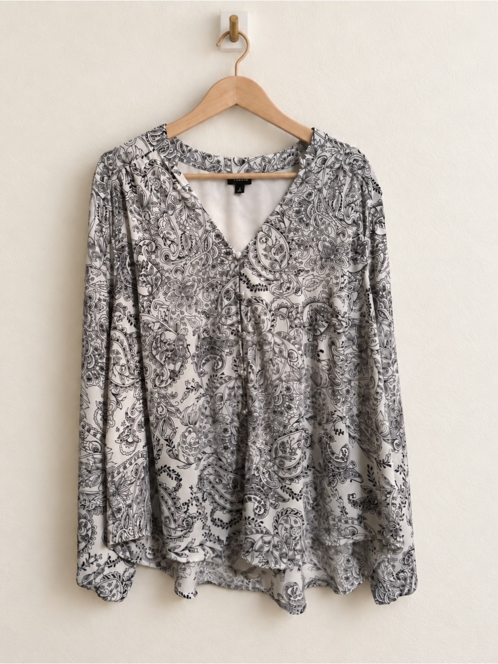 Torrid Size 2X Black White Paisley Blouse Long Sleeve V Neck